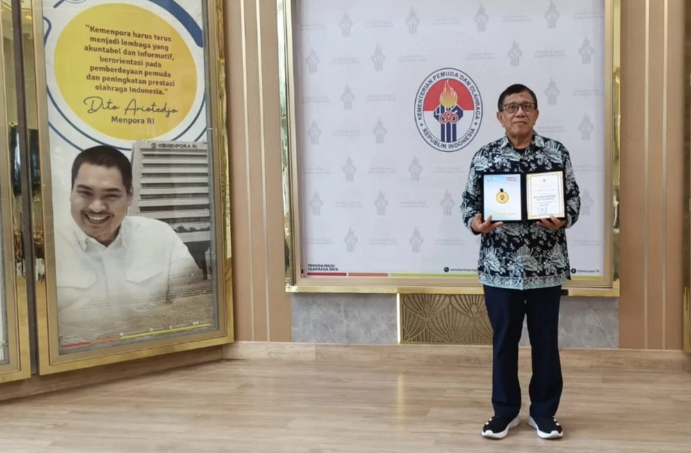 Ketua Umum PWI Pusat, Hendry Ch Bangun, Terima Penghargaan Kemenpora atas Dedikasi Jurnalistik Olahraga