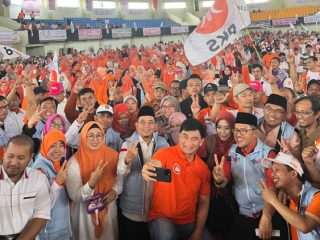 Sport Centre Berubah Jadi Jingga, Ribuan Kader PKS Siap Menangkan Maesyal-Intan