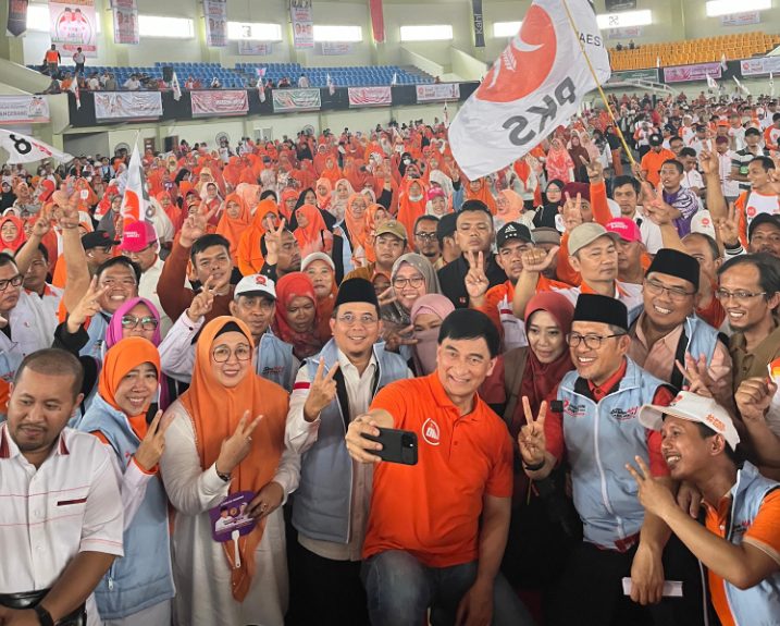 Sport Centre Berubah Jadi Jingga, Ribuan Kader PKS Siap Menangkan Maesyal-Intan
