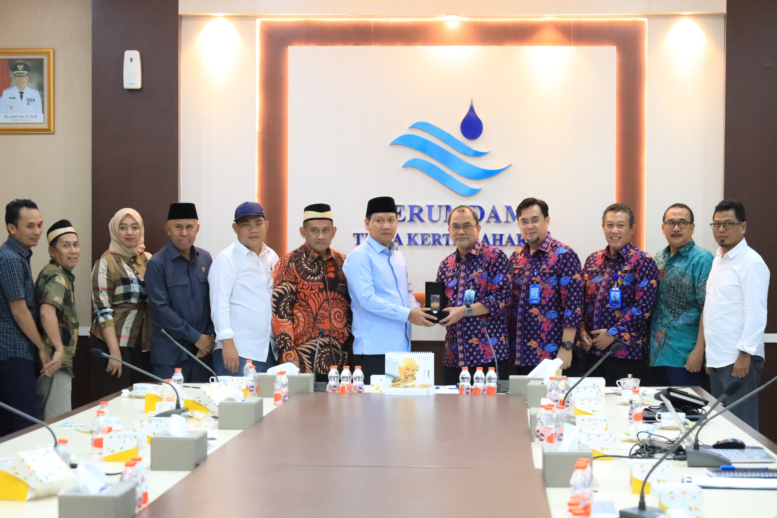 Foto bersama Komisi II Bidang Pelayanan DPRD Kabupaten Tangerang dengan Jajaran Direksi dan Dewas PERUMDAM TKR, Kamis (16/01) di Aula Tirta PERUMDAM TKR