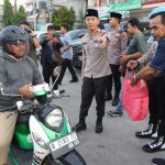 Plt Ketua PWI Cilegon Dampingi Kapolres Bagikan Takjil ke Warga Cilegon