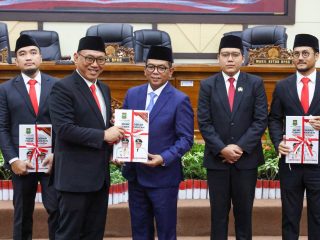 Rapat Paripurna DPRD Kota Cilegon, Gubernur Andra Soni Ajak Masyarakat Banten Bersama Bangun Daerah