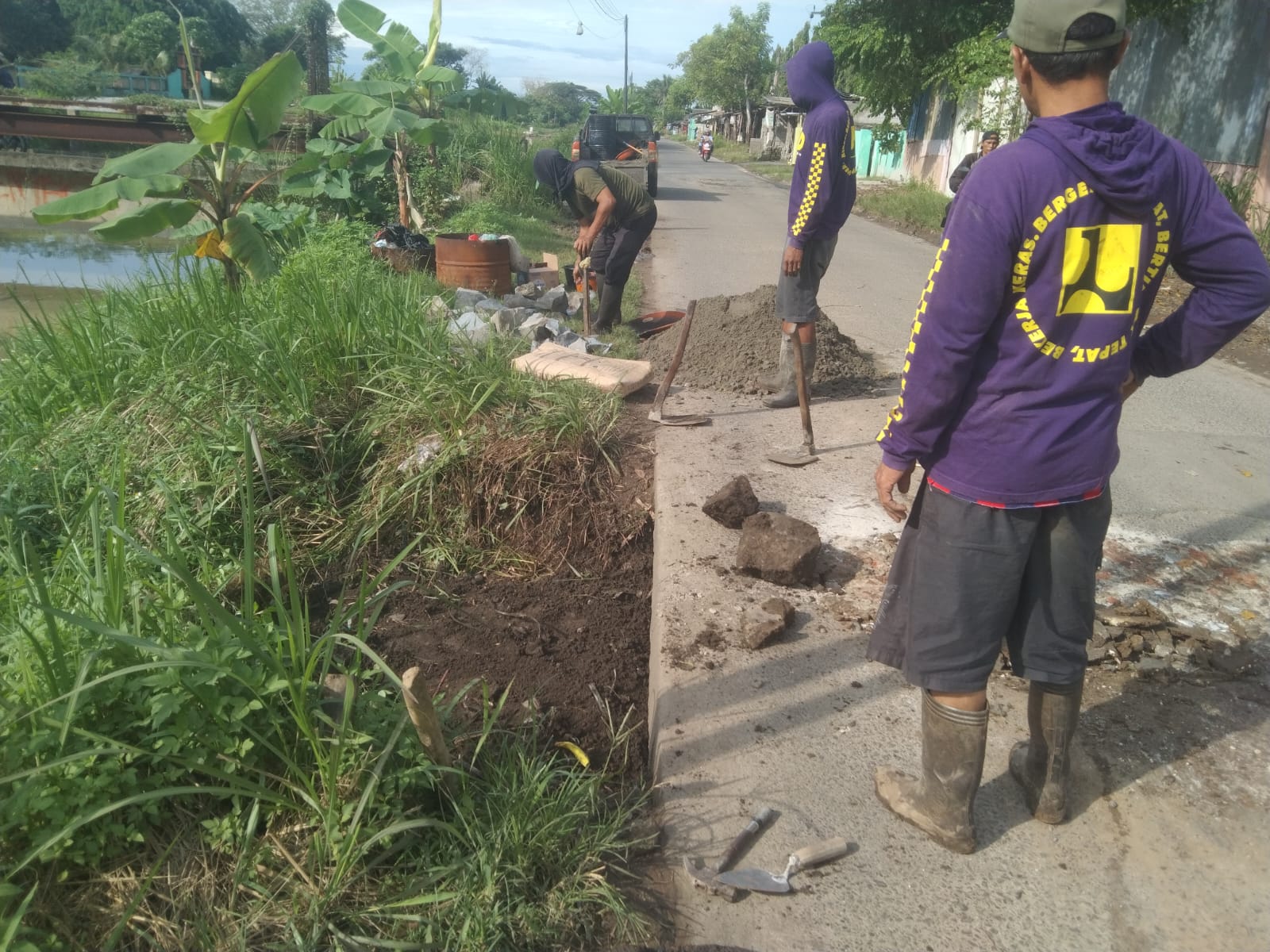 Jalan Rusak Dikeluhkan Warga, Pemkab Tangerang Tanggap Darurat Perbaiki Jalan Caringin–Cisoka