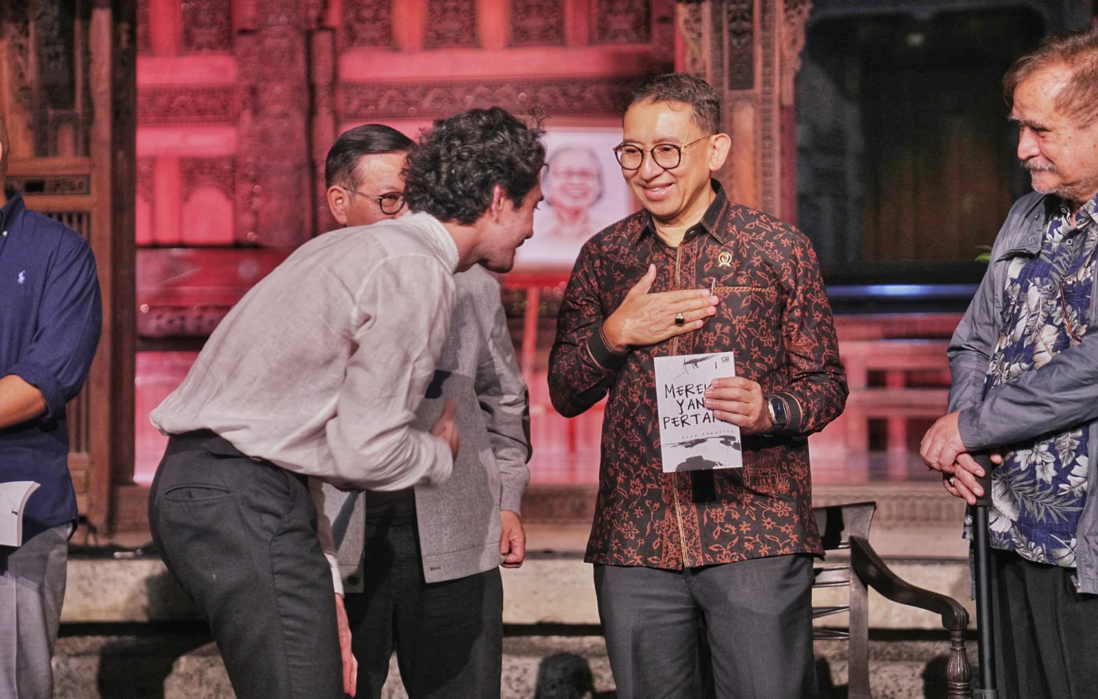 Refleksi Dua Dasarasa: Reza Rahadian Luncurkan Buku Perjalanan Kariernya