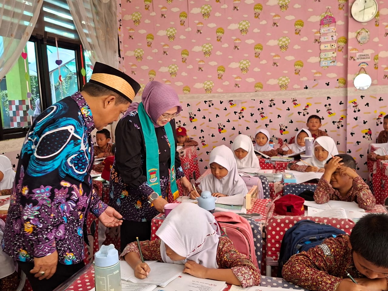Wabup Intan Tinjau Program Parenting di SDN III Pasar Kemis: Guru Harus Jadi Role Model