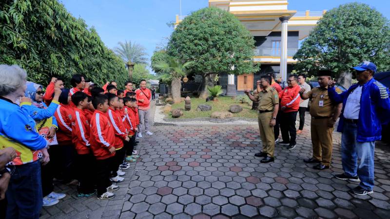 Wali Kota Lepas Tim U-10 Salfas Soccer ke Malaysia: Harumkan Nama Bangsa!