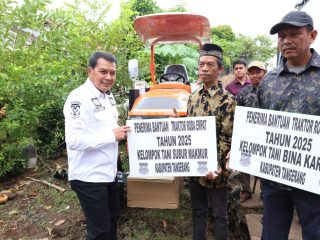 Dorong Produktivitas Pertanian, Usai Panen Jagung Pulut, Bupati Tangerang Serahkan Bantuan Traktor