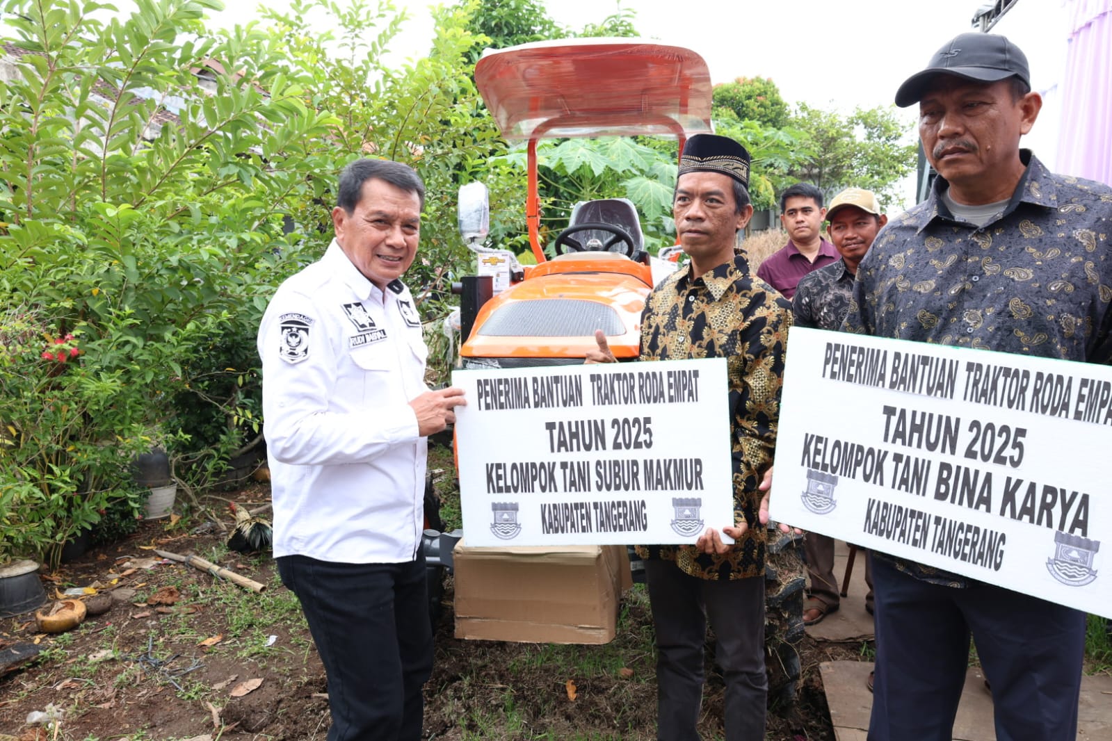 Dorong Produktivitas Pertanian, Usai Panen Jagung Pulut, Bupati Tangerang Serahkan Bantuan Traktor