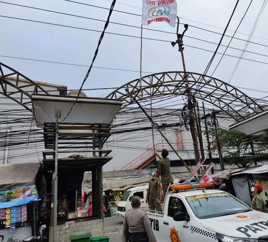 Polisi dan Satpol PP Tertibkan 72 Bendera Ormas di Kota dan Kabupaten Tangerang