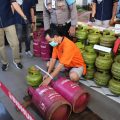 Suntik Gas Subsidi ke Tabung 12 Kg, Pelaku Raup Untung Rp6,8 Juta per Hari