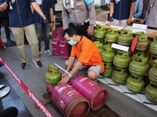 Suntik Gas Subsidi ke Tabung 12 Kg, Pelaku Raup Untung Rp6,8 Juta per Hari