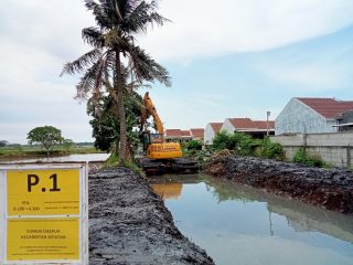 Antisipasi Hujan Deras, DBMSDA Kabupaten Tangerang Normalisasi Sungai Cikepuh di Sepatan