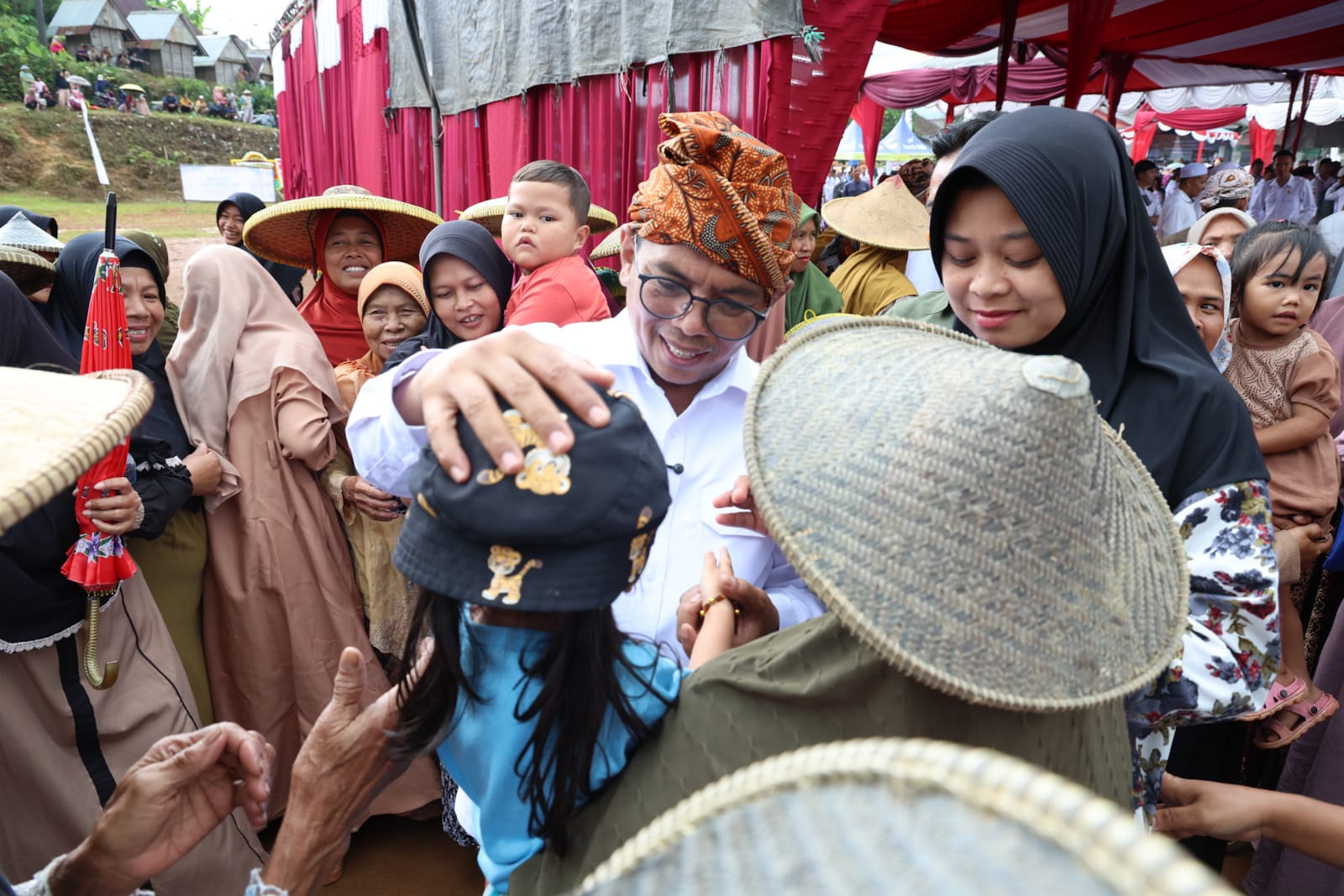 Gubernur Banten Luncurkan Program Sarjana Penggerak Desa, Warga Citorek Sambut Meriah