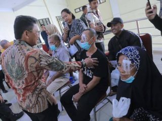 Hadri Bakti Kesehatan di RSUP Sitanala, Wali Kota Sachrudin Apresiasi Operasi Katarak Gratis
