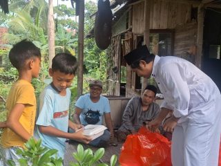 Peringati 1 Muharram, Komunitas Rakyat Memberi Berbagi Makan Gratis di Ponpes Darul Ishlah Jayanti