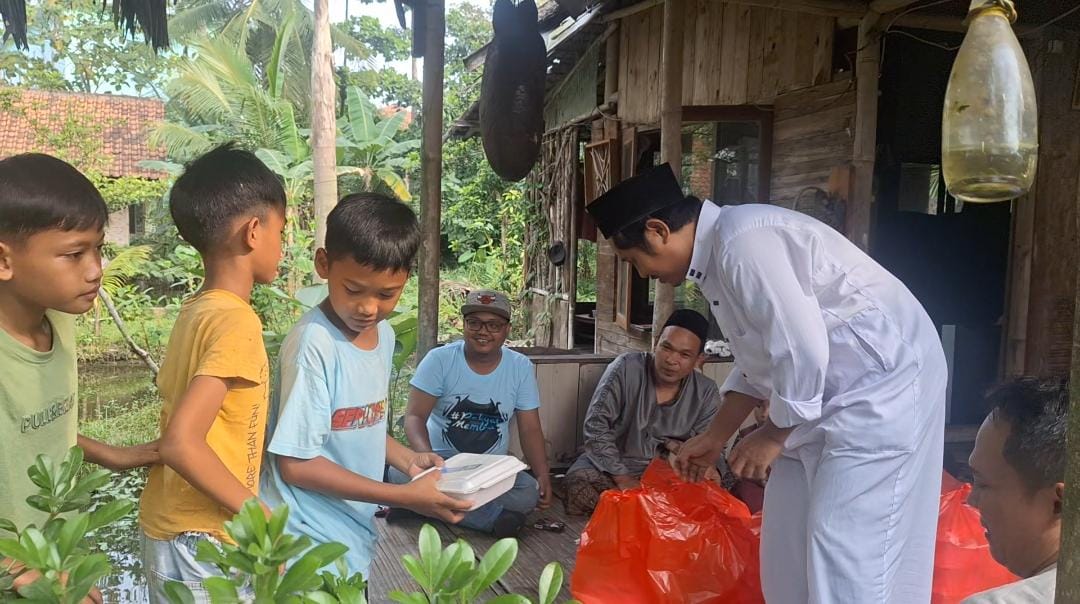 Peringati 1 Muharram, Komunitas Rakyat Memberi Berbagi Makan Gratis di Ponpes Darul Ishlah Jayanti