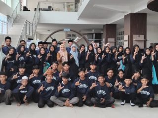 MTs Salafiyyah Darul Bayan Rayakan Kelulusan dengan Wisata Literasi dan Sejarah
