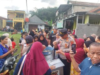 Unik, Kapolsek Tigaraksa Borong Jajanan Bagikan ke Warga di Hari Bhayangkara