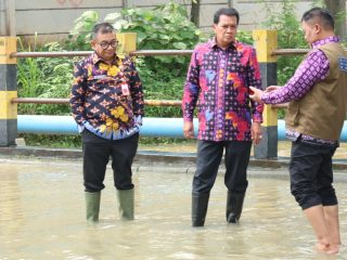 Diguyur Hujan Semalaman, Kawasan Olek Tergenang: Bupati Langsung Turun ke Lokasi