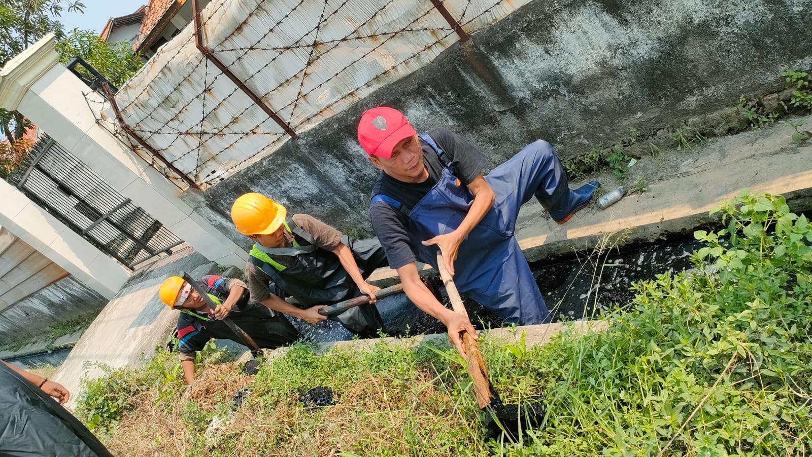 Pimpin Pasukan ‘Helm Kuning’, Kades KMB Bersihkan Saluran Air