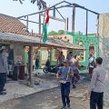 Kerja Bakti Usai Kebakaran Ponpes, Kapolsek Cisoka Gercep Gelar Bakso Urat