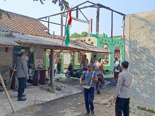 Kerja Bakti Usai Kebakaran Ponpes, Kapolsek Cisoka Gercep Gelar Bakso Urat