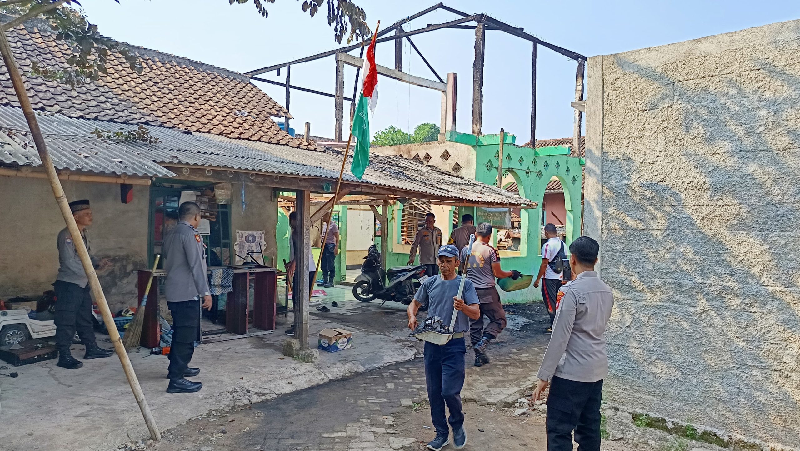 Kerja Bakti Usai Kebakaran Ponpes, Kapolsek Cisoka Gercep Gelar Bakso Urat