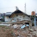 TANGERANG (Lensametro.com) – Suasana mencekam menyelimuti Desa Cikupa, Kecamatan Cikupa, Kabupaten Tangerang, ketika sebuah rumah warga dibongkar paksa menggunakan alat berat, meski sang pemilik masih berada di dalam. Momen dramatis itu terekam dalam sebuah video berdurasi 20 detik yang kemudian viral di media sosial. Dalam video tersebut terdengar suara histeris seorang perempuan yang diduga pemilik rumah, saat menyaksikan bangunan tempat tinggalnya dirobohkan excavator. Jeritan dan tangisan itu bersahutan dengan suara bising mesin serta dentuman tembok yang roboh. Rumah yang diratakan dengan tanah tersebut milik pasangan suami istri, Agus Nugroho dan Siti Khusnul Khotimah. Ironisnya, penggusuran dilakukan secara paksa meskipun pemilik rumah masih berada di dalam bangunan, hal yang jelas membahayakan keselamatan jiwa. Informasi yang dihimpun menyebutkan, eksekusi pembongkaran dilakukan oleh PT Langkah Terus Jaya (LTJ), perusahaan swasta yang merupakan mitra Pemerintah Desa Cikupa. PT LTJ diketahui akan mengembangkan kawasan perniagaan di lahan yang diklaim milik pemerintah desa, dengan masa kerja sama selama 20 tahun. Peristiwa ini terjadi pada Senin, 14 Juli 2025. Agus Nugroho yang saat itu sedang bekerja di pabrik, langsung pulang setelah menerima kabar rumahnya dibongkar secara paksa. "Dirobohin pas hari Senin (14/7/2025). Padahal saya sudah jelasin ke pihak pengembang bahwa batas rumah saya dari pagar depan sama belakang," katanya kepada wartawan, Rabu, 17 Juli 2025. Agus menegaskan bahwa ia tidak menerima tindakan pembongkaran tersebut, karena tembok rumah yang dihancurkan berdiri di atas tanah milik mertuanya. Ia juga membantah klaim pihak pengembang yang menyatakan bahwa bangunan yang diratakan merupakan dinding sekolah. "Saya meminta pihak pengembang dalam hal ini PT Langkah Terus Maju bersama Desa Cikupa bisa bertanggungjawab membangun kembali tembok rumah saya," pungkasnya. [LM]