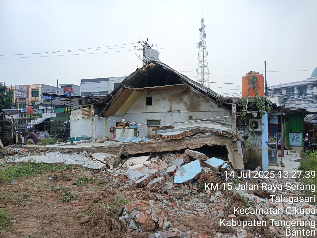 TANGERANG (Lensametro.com) – Suasana mencekam menyelimuti Desa Cikupa, Kecamatan Cikupa, Kabupaten Tangerang, ketika sebuah rumah warga dibongkar paksa menggunakan alat berat, meski sang pemilik masih berada di dalam. Momen dramatis itu terekam dalam sebuah video berdurasi 20 detik yang kemudian viral di media sosial. Dalam video tersebut terdengar suara histeris seorang perempuan yang diduga pemilik rumah, saat menyaksikan bangunan tempat tinggalnya dirobohkan excavator. Jeritan dan tangisan itu bersahutan dengan suara bising mesin serta dentuman tembok yang roboh. Rumah yang diratakan dengan tanah tersebut milik pasangan suami istri, Agus Nugroho dan Siti Khusnul Khotimah. Ironisnya, penggusuran dilakukan secara paksa meskipun pemilik rumah masih berada di dalam bangunan, hal yang jelas membahayakan keselamatan jiwa. Informasi yang dihimpun menyebutkan, eksekusi pembongkaran dilakukan oleh PT Langkah Terus Jaya (LTJ), perusahaan swasta yang merupakan mitra Pemerintah Desa Cikupa. PT LTJ diketahui akan mengembangkan kawasan perniagaan di lahan yang diklaim milik pemerintah desa, dengan masa kerja sama selama 20 tahun. Peristiwa ini terjadi pada Senin, 14 Juli 2025. Agus Nugroho yang saat itu sedang bekerja di pabrik, langsung pulang setelah menerima kabar rumahnya dibongkar secara paksa. "Dirobohin pas hari Senin (14/7/2025). Padahal saya sudah jelasin ke pihak pengembang bahwa batas rumah saya dari pagar depan sama belakang," katanya kepada wartawan, Rabu, 17 Juli 2025. Agus menegaskan bahwa ia tidak menerima tindakan pembongkaran tersebut, karena tembok rumah yang dihancurkan berdiri di atas tanah milik mertuanya. Ia juga membantah klaim pihak pengembang yang menyatakan bahwa bangunan yang diratakan merupakan dinding sekolah. "Saya meminta pihak pengembang dalam hal ini PT Langkah Terus Maju bersama Desa Cikupa bisa bertanggungjawab membangun kembali tembok rumah saya," pungkasnya. [LM]