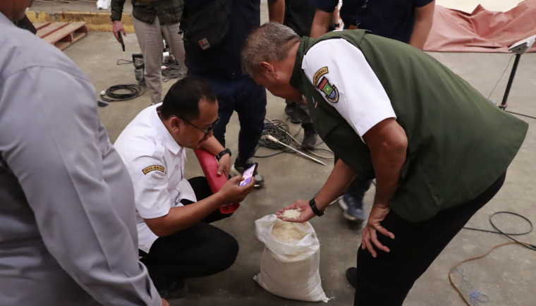 Pastikan Kualitas Beras Bantuan, Bulog dan DPKP Tangerang Lakukan Pemeriksaan Ketat