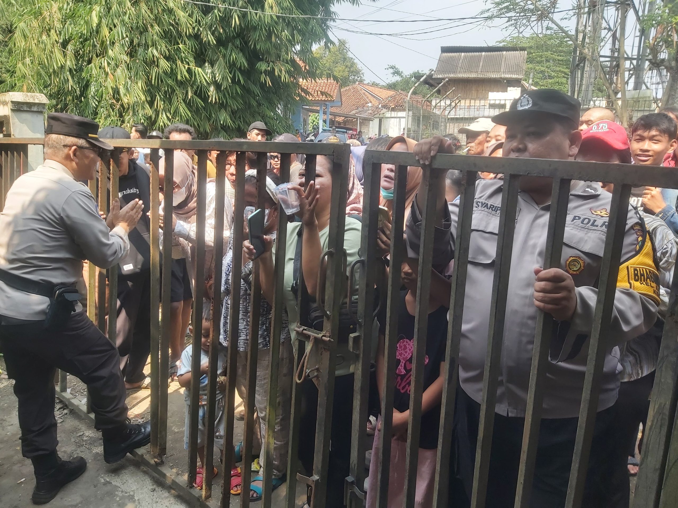 Rekonstruksi Kasus Wanita Diborgol dan Dibunuh di Cisauk, Pelaku Disoraki Warga