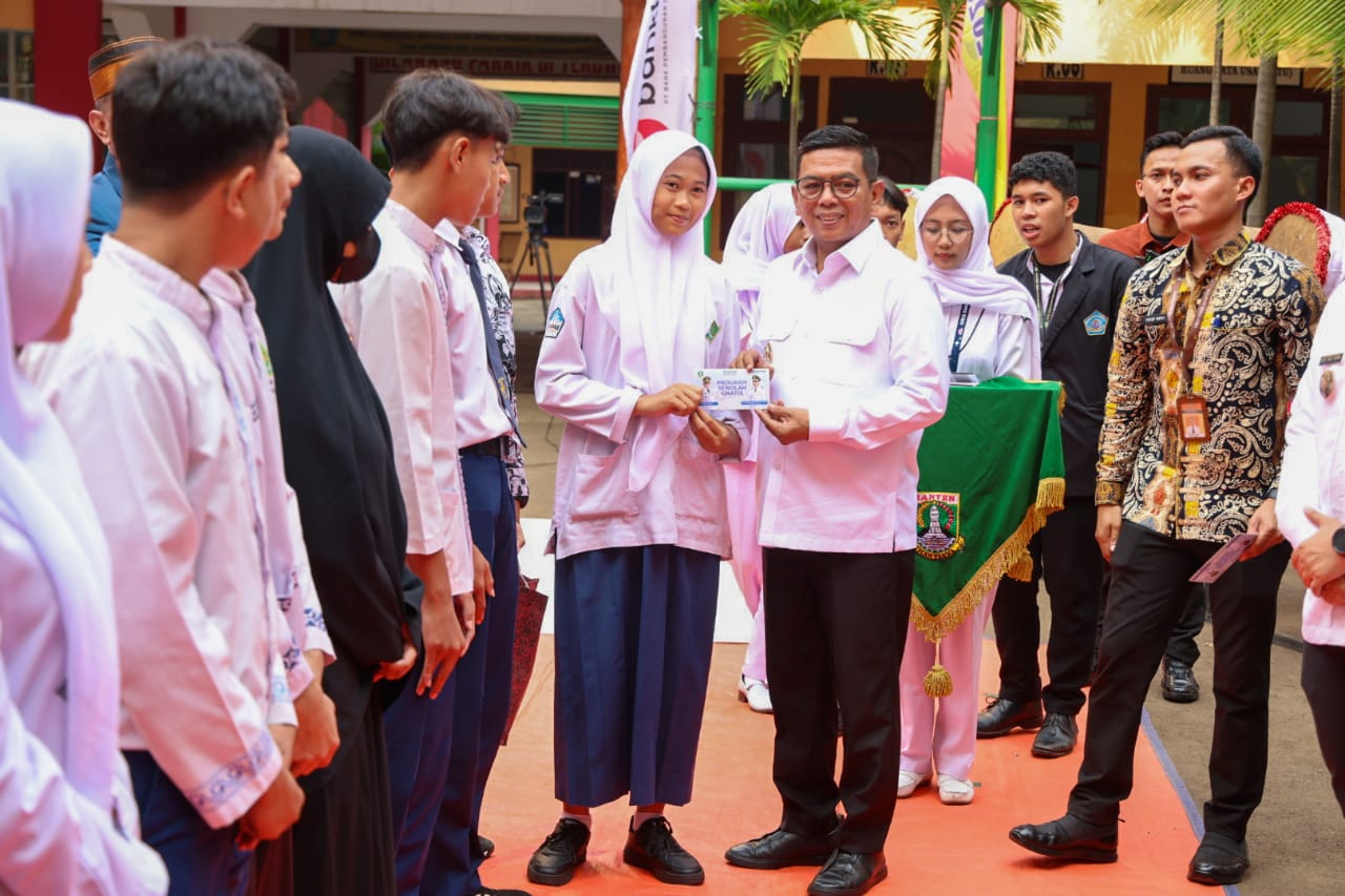 Resmi Dimulai! Gubernur Banten Serahkan Buku Tabungan Sekolah Gratis, 800 Sekolah Swasta Sudah Bergabung
