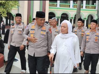 Sowan ke Abah Entoh Cilongok, Kapolresta Tangerang Diberi Hadiah Tasbih