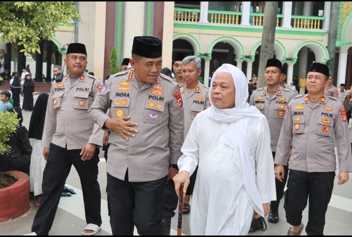 Sowan ke Abah Entoh Cilongok, Kapolresta Tangerang Diberi Hadiah Tasbih
