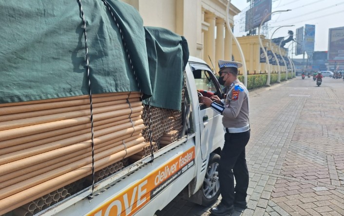 Gunakan HP Saat Berkendara, Belasan Orang Ditilang Satlantas Polresta Tangerang pada Operasi Patuh Maung 2025