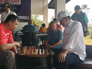 Skakmat! Kunjungi Liga Catur, Wakil Gubernur Banten Tumbangkan Pengurus Percasi