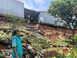 Turap Longsor di Puri Pamulang, Puluhan Warga Mengungsi dan Didirikan Dapur Darurat