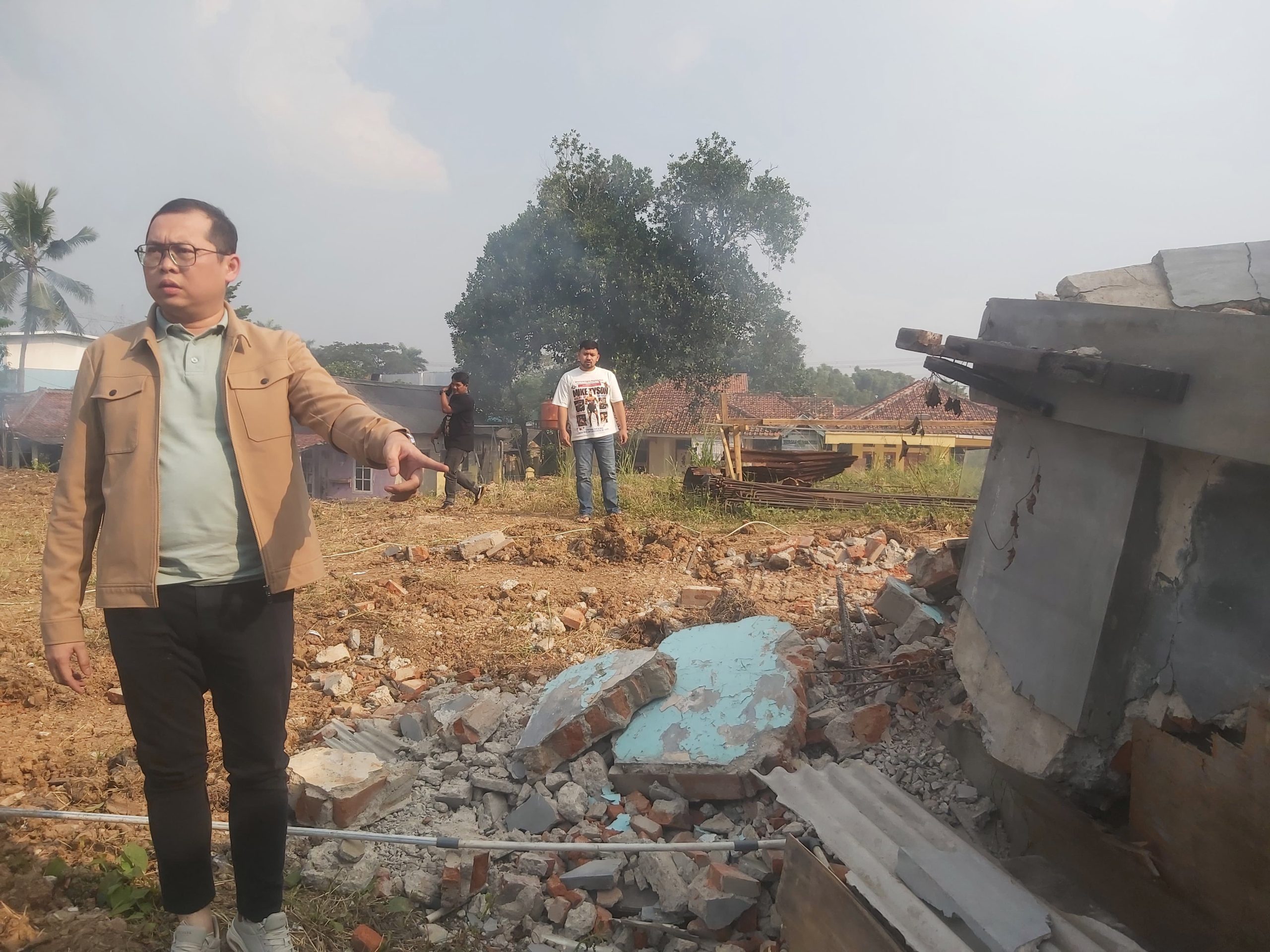 Viral Video Pembongkaran Diduga Bahayakan Warga, Fahrizal Azmi Turun ke Lokasi Proyek Mega Ria Cikupa