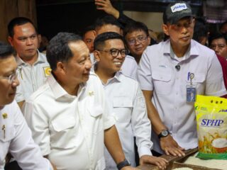 Andra Soni Dampingi Mendagri Tito Tinjau Pasar Rau, Harga Pangan Relatif Stabil