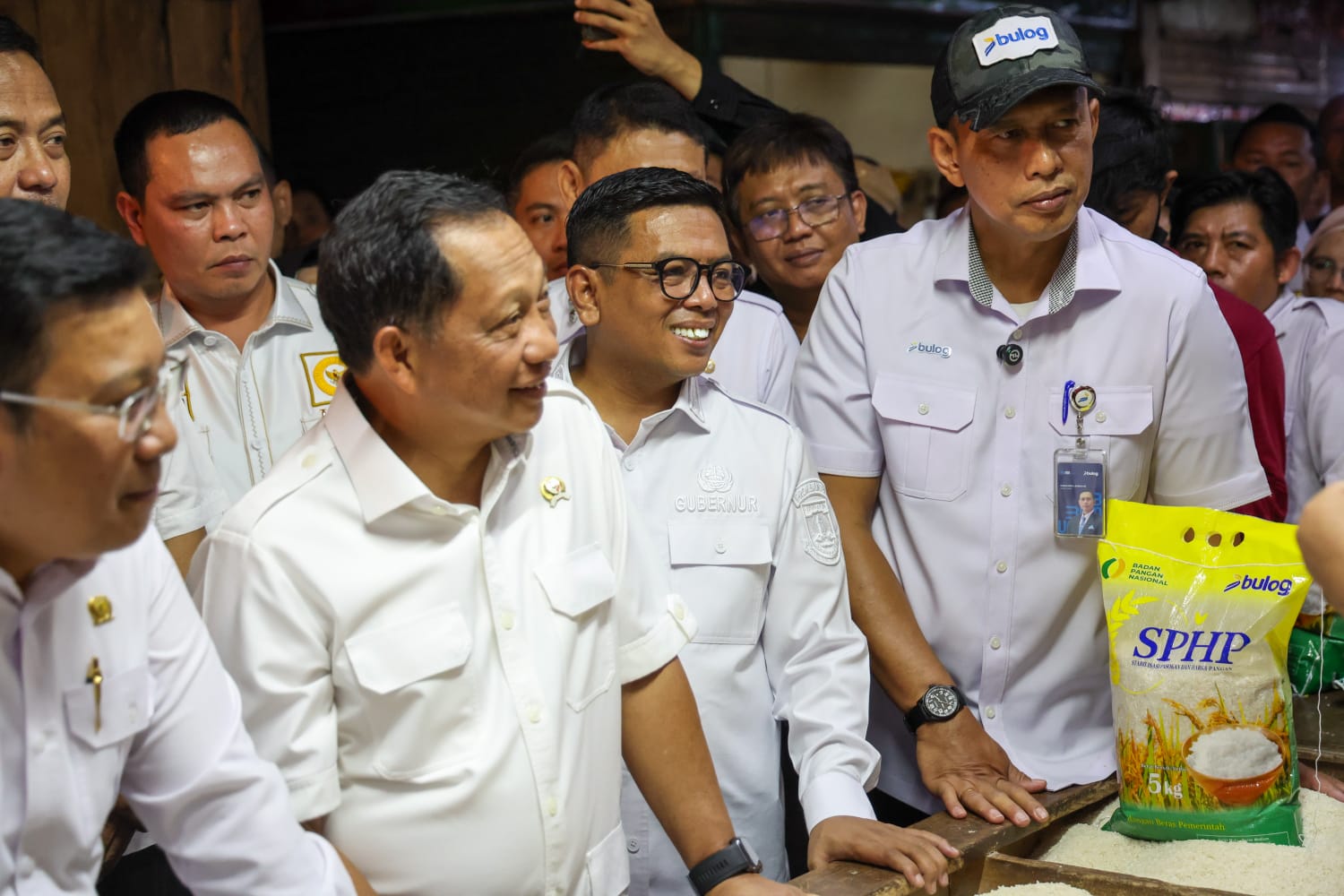 Andra Soni Dampingi Mendagri Tito Tinjau Pasar Rau, Harga Pangan Relatif Stabil