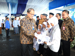 Bagi-Bagi Mushaf dan Santuni Anak Yatim, PERUMDAM TKR Rayakan Hari Pelanggan Nasional