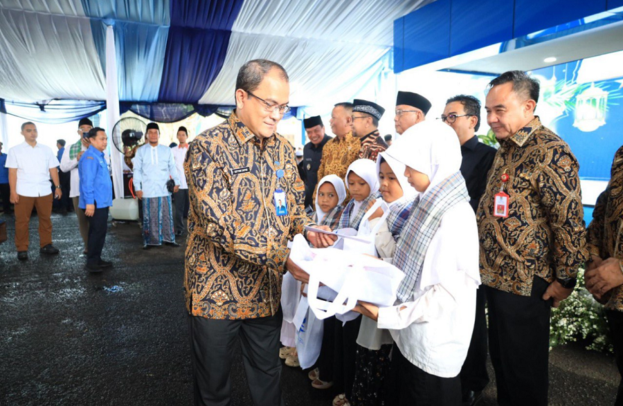 Bagi-Bagi Mushaf dan Santuni Anak Yatim, PERUMDAM TKR Rayakan Hari Pelanggan Nasional