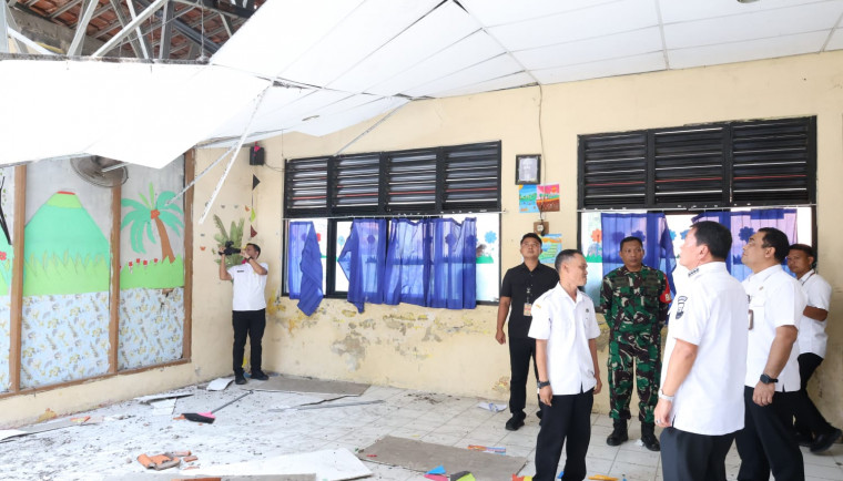 Bupati Tangerang Tinjau SDN Kedung Dalam 2 Usai Atap Roboh, Pemkab Siapkan Rehabilitasi Cepat