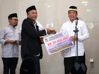 Hidupkan Kembali Program Jumling, Bupati Tangerang Serahkan Bantuan Rp20 Juta untuk Masjid
