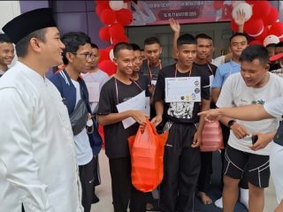 Rakyat Memberi Bagikan Makan Gratis ke Petugas Paskibra Panongan