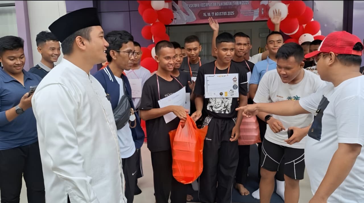 Rakyat Memberi Bagikan Makan Gratis ke Petugas Paskibra Panongan
