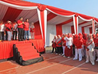 Meriah! Warga Periuk Kompak Berkostum Merah Putih di Gerak Jalan HUT RI ke-80