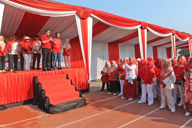 Meriah! Warga Periuk Kompak Berkostum Merah Putih di Gerak Jalan HUT RI ke-80
