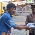 Rakyat Memberi Berbagi Makan Gratis untuk Penjual Bendera di Tiga Kecamatan