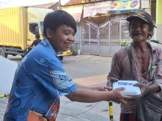 Rakyat Memberi Berbagi Makan Gratis untuk Penjual Bendera di Tiga Kecamatan